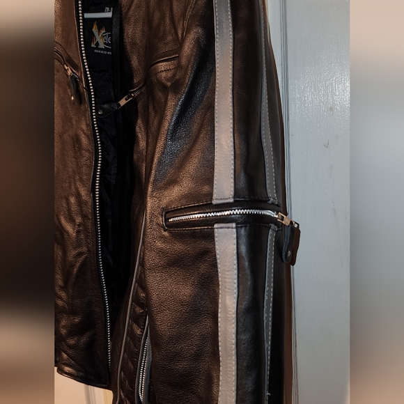 Xelement Women’s Black with Silver Multi Vented Leather Motorcycle Jacket - Picture 4 of 16